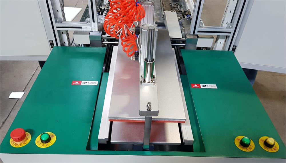Máquina de corte, planchado y plegado de bordes tres en uno para la producción de baterías de fundas de celdas tipo bolsa